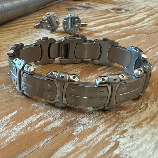 Rivited link bracelet in brushed Steel 8inch